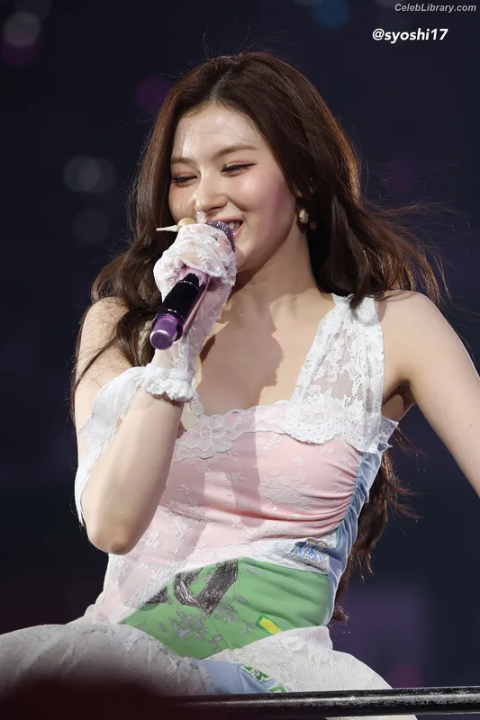 Minatozaki Sana (TWICE) photo 12 of 1069