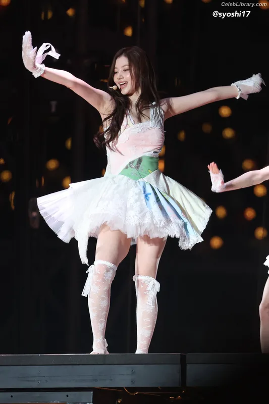 Minatozaki Sana (TWICE) photo 14 of 1069