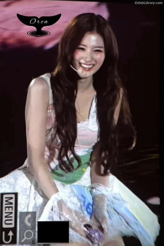 Minatozaki Sana (TWICE) photo 17 of 1069