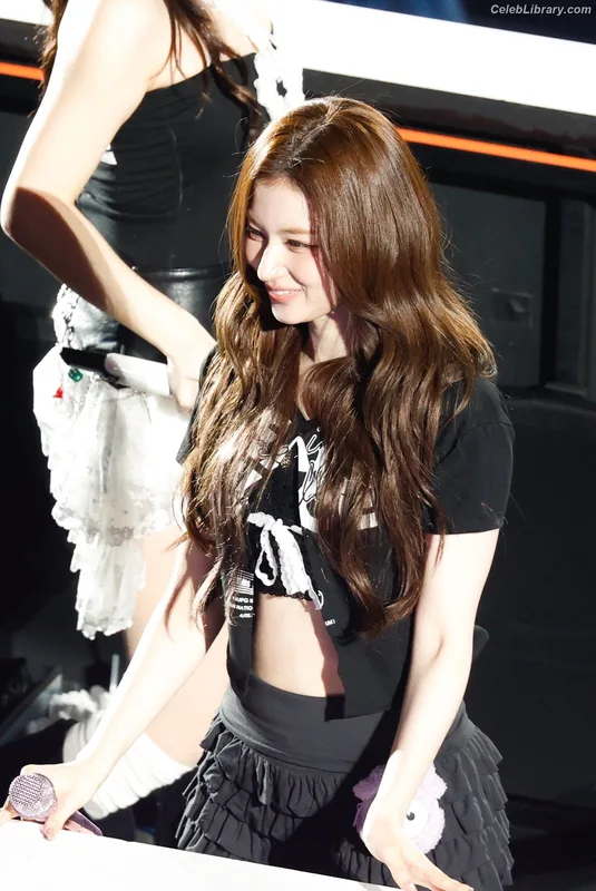 Minatozaki Sana (TWICE) photo 18 of 1069