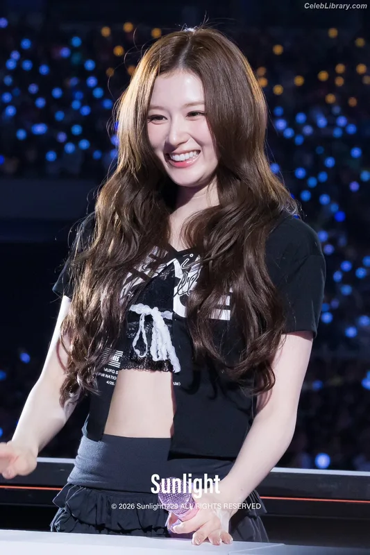Minatozaki Sana (TWICE) photo 24 of 1069