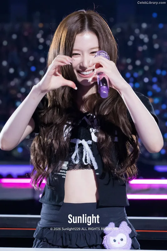 Minatozaki Sana (TWICE) photo 1 of 1069