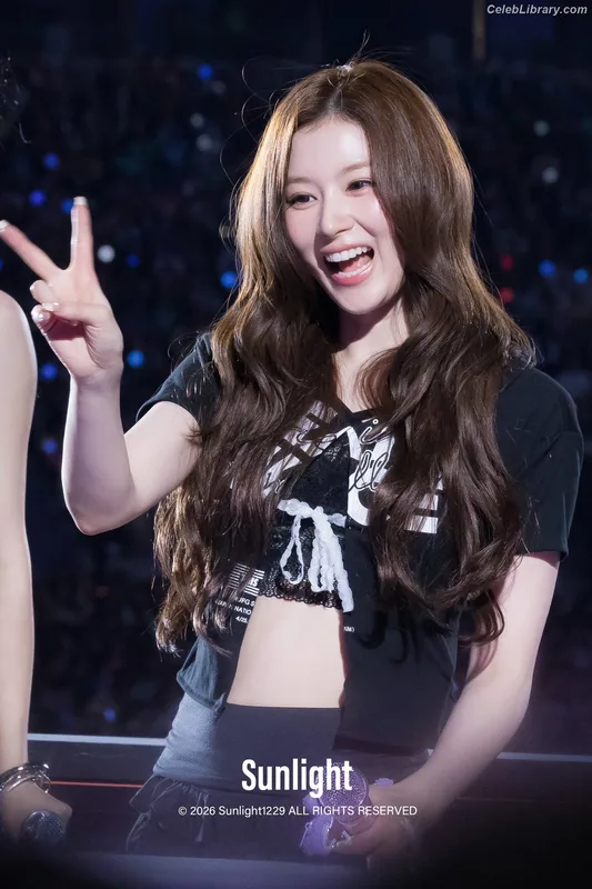 Minatozaki Sana (TWICE) photo 2 of 1069