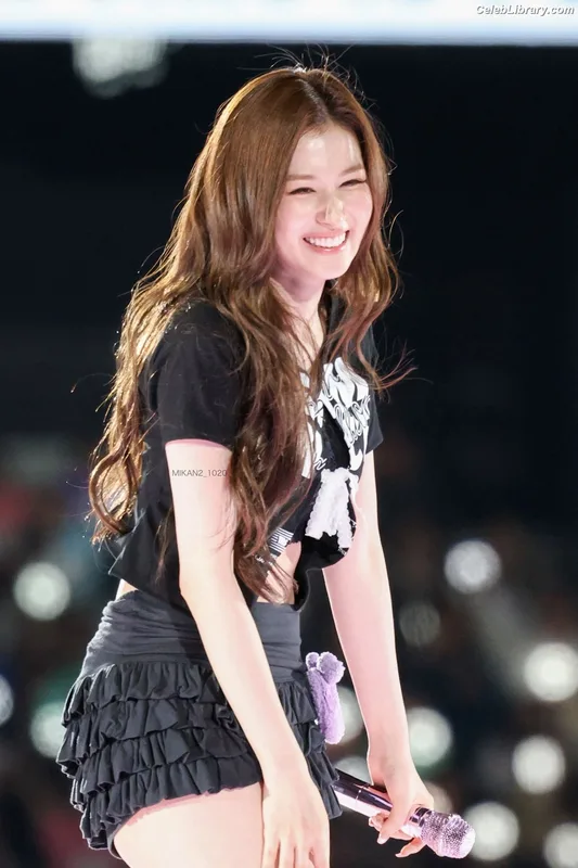 Minatozaki Sana (TWICE) photo 3 of 1069