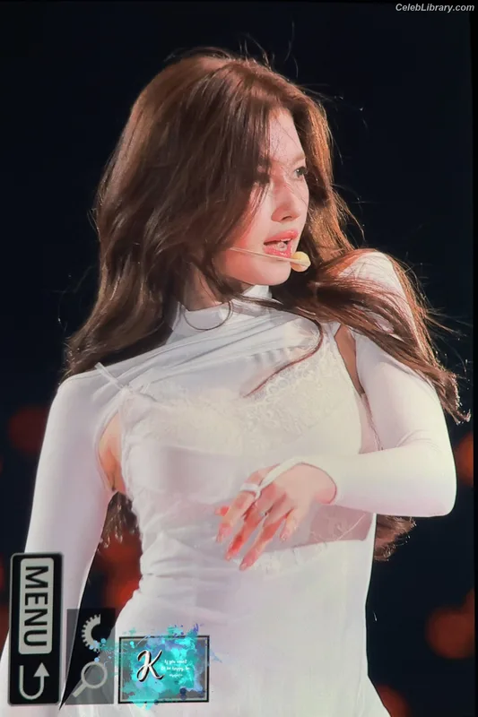 Minatozaki Sana (TWICE) photo 6 of 1069