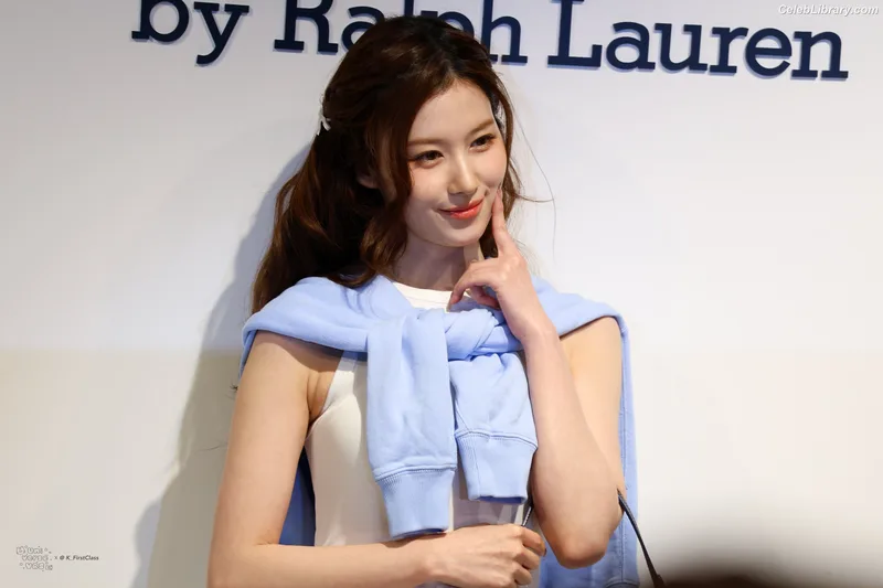 Minatozaki Sana (TWICE) photo 15 of 1069