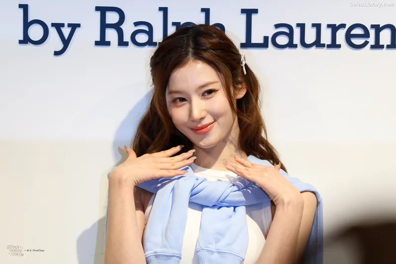 Minatozaki Sana (TWICE) photo 16 of 1069