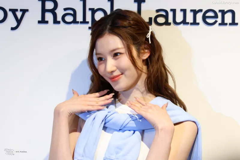 Minatozaki Sana (TWICE) photo 17 of 1069