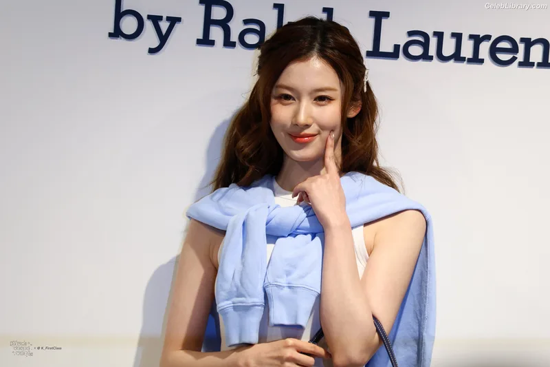 Minatozaki Sana (TWICE) photo 18 of 1069