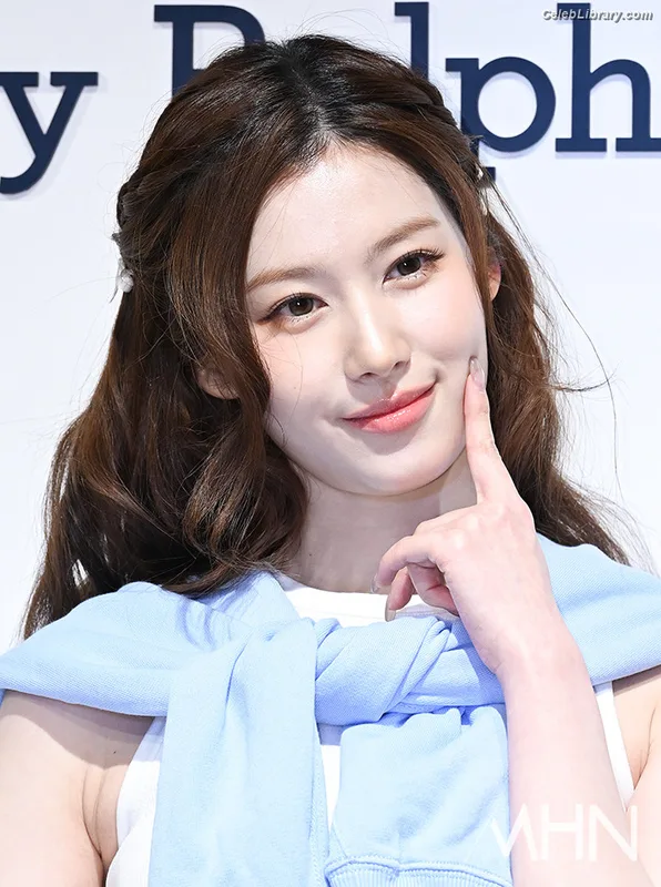 Minatozaki Sana (TWICE) photo 19 of 1069