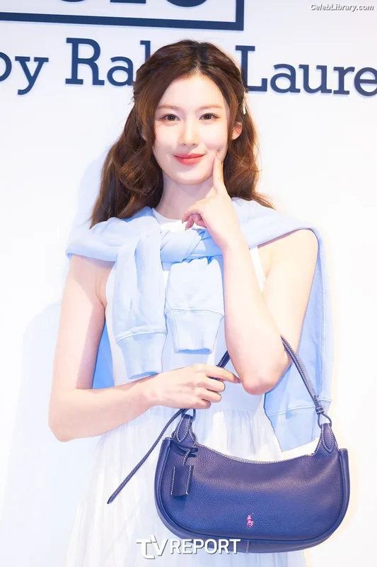 Minatozaki Sana (TWICE) photo 21 of 1069