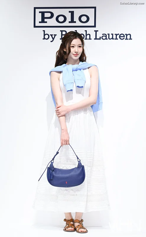 Minatozaki Sana (TWICE) photo 23 of 1069