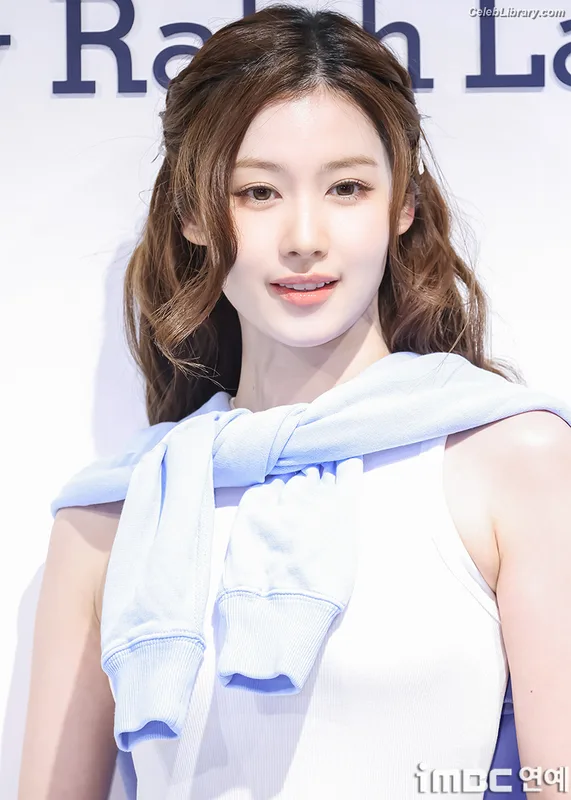 Minatozaki Sana (TWICE) photo 3 of 1069