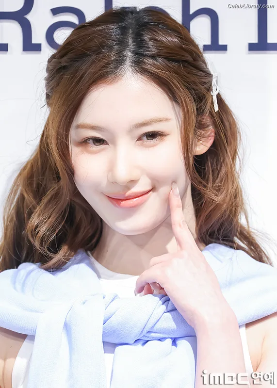 Minatozaki Sana (TWICE) photo 5 of 1069