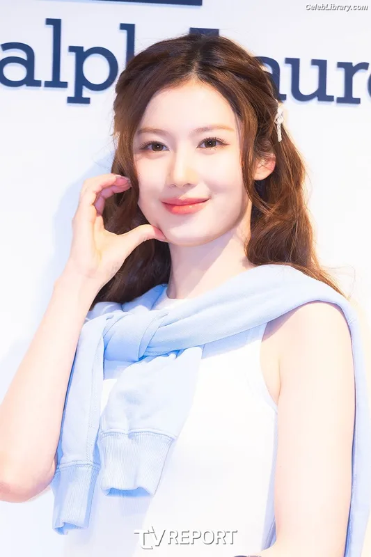 Minatozaki Sana (TWICE) photo 9 of 1069