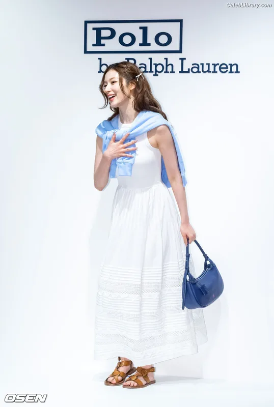 Minatozaki Sana (TWICE) photo 11 of 1069