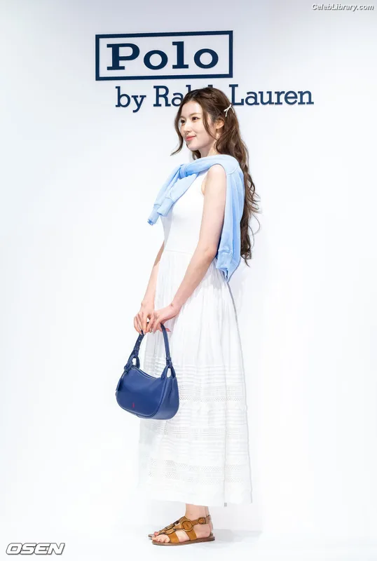 Minatozaki Sana (TWICE) photo 12 of 1069