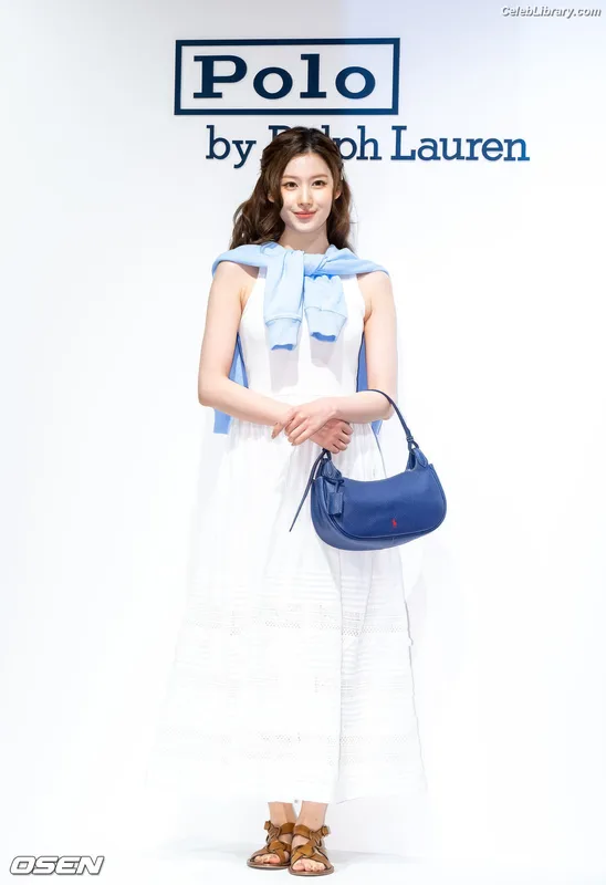 Minatozaki Sana (TWICE) photo 14 of 1069