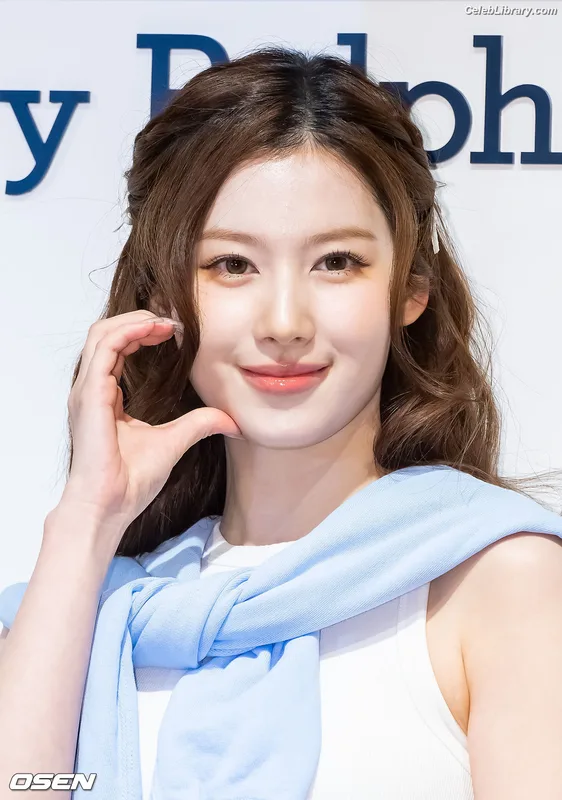 Minatozaki Sana (TWICE) photo 15 of 1069