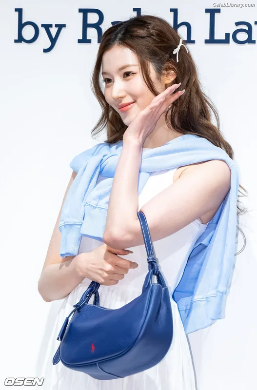 Minatozaki Sana (TWICE) photo 16 of 1069