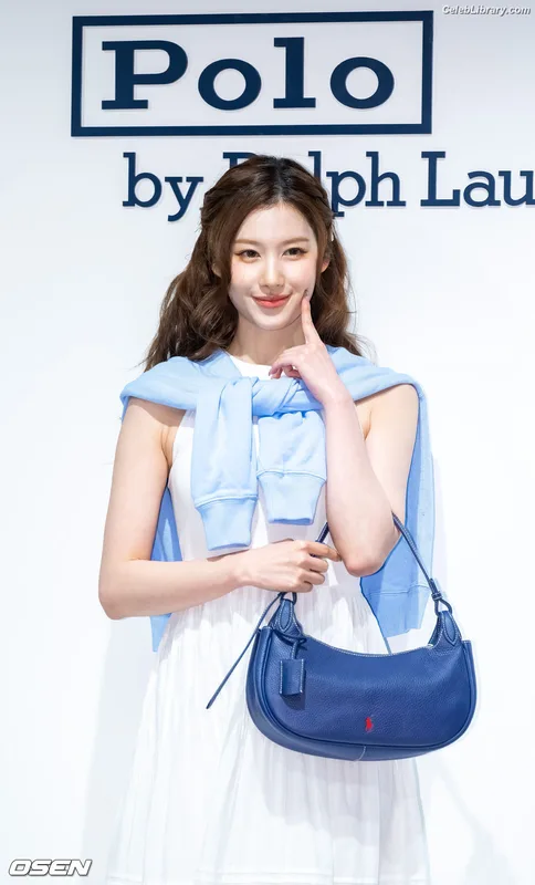 Minatozaki Sana (TWICE) photo 17 of 1069