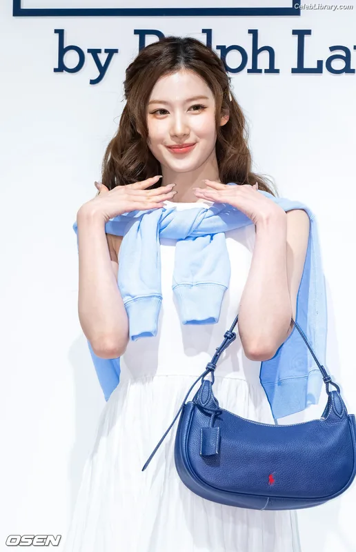Minatozaki Sana (TWICE) photo 18 of 1069