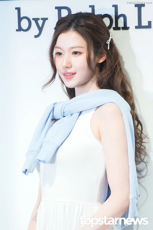 Minatozaki Sana (TWICE) photo 19 of 1069