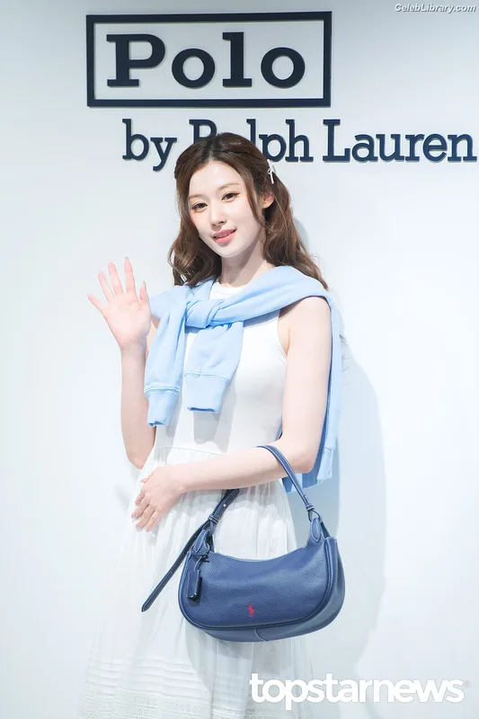 Minatozaki Sana (TWICE) photo 21 of 1069