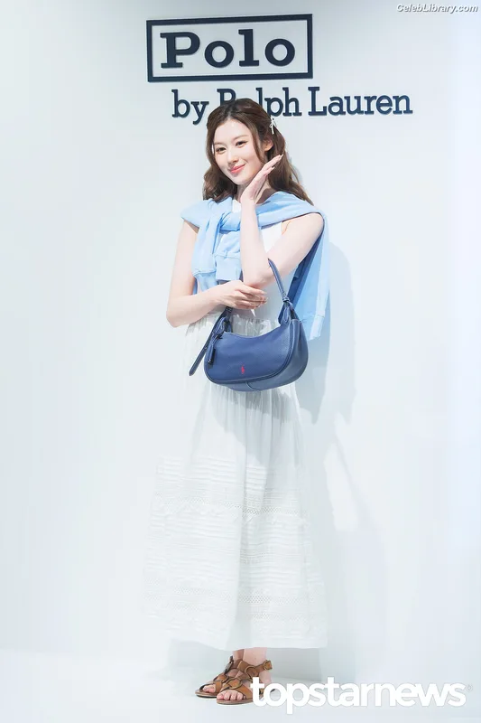 Minatozaki Sana (TWICE) photo 22 of 1069