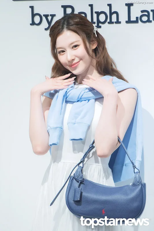 Minatozaki Sana (TWICE) photo 23 of 1069
