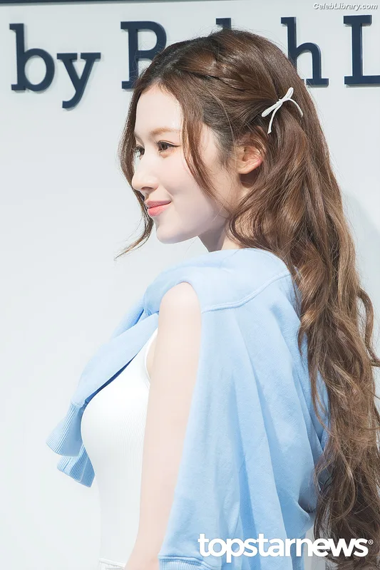 Minatozaki Sana (TWICE) photo 24 of 1069