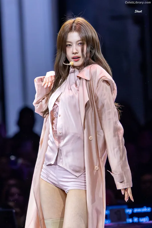 Minatozaki Sana (TWICE) photo 2 of 1069