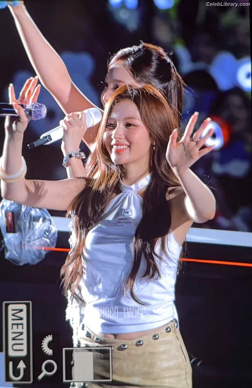 Minatozaki Sana (TWICE) photo 4 of 1069