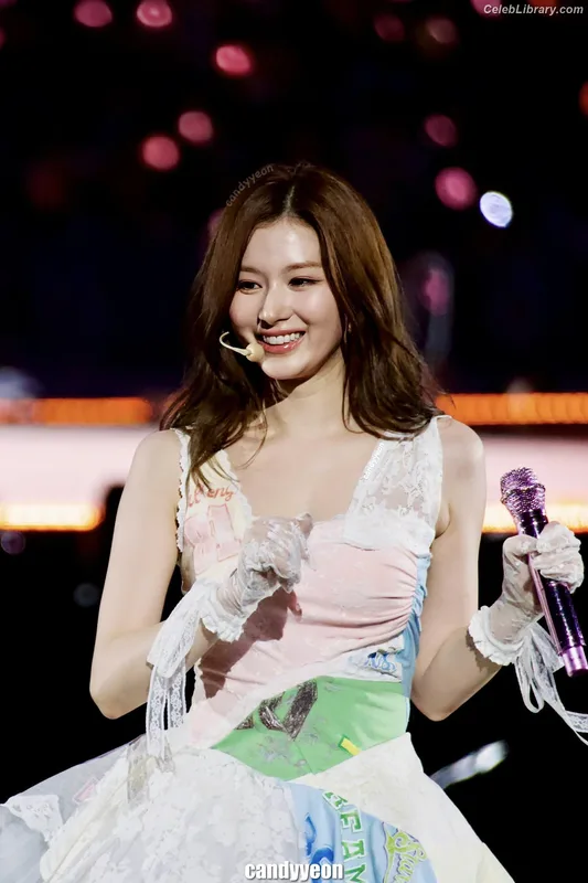 Minatozaki Sana (TWICE) photo 10 of 1069