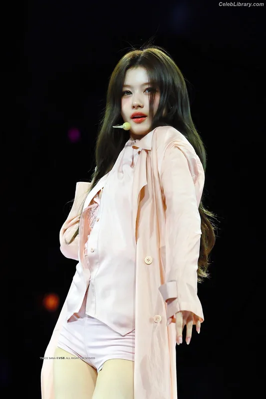 Minatozaki Sana (TWICE) photo 14 of 1069