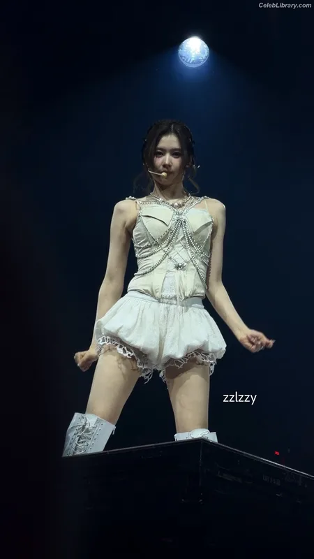 Minatozaki Sana (TWICE) photo 18 of 1069