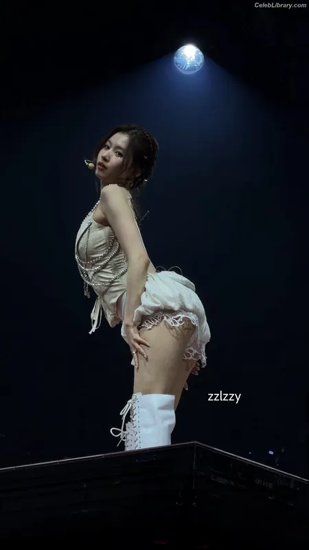 Minatozaki Sana (TWICE) photo 19 of 1069