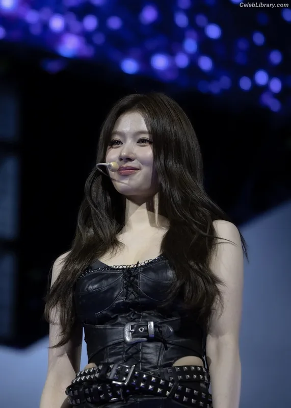 Minatozaki Sana (TWICE) photo 21 of 1069