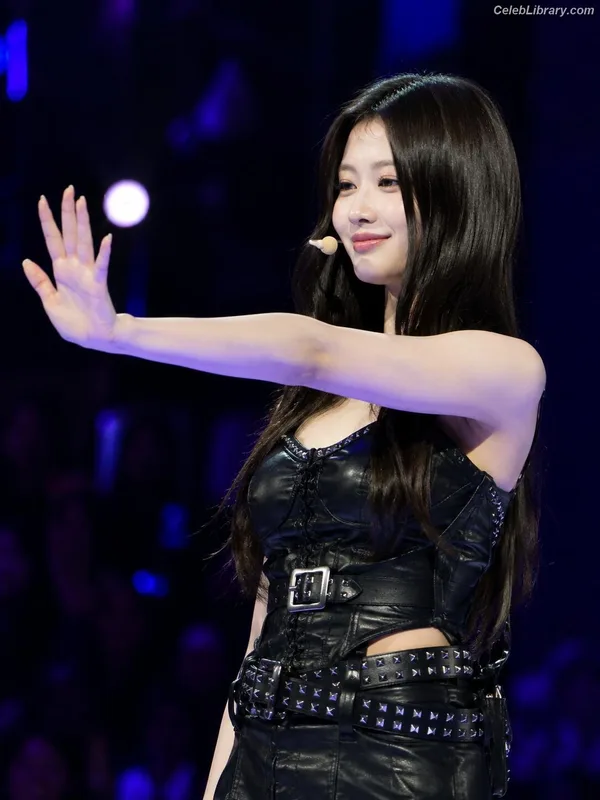 Minatozaki Sana (TWICE) photo 23 of 1069