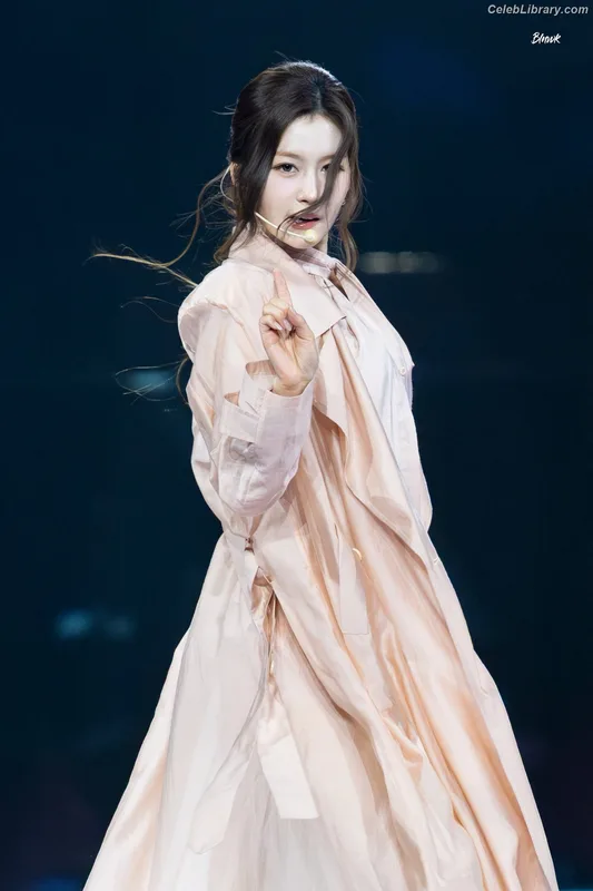 Minatozaki Sana (TWICE) photo 6 of 1069