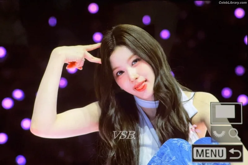 Minatozaki Sana (TWICE) photo 9 of 1069