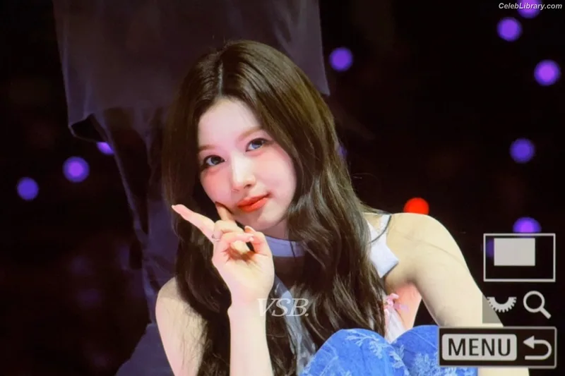 Minatozaki Sana (TWICE) photo 10 of 1069