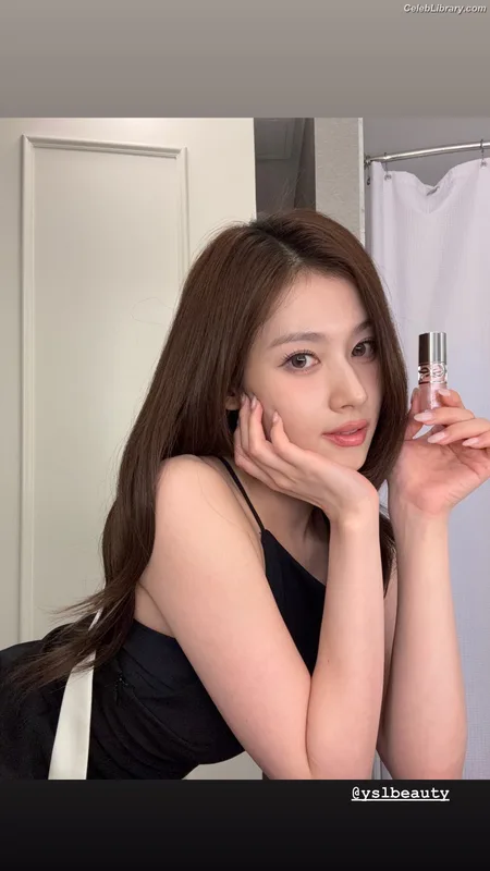 Minatozaki Sana (TWICE) photo 17 of 1069