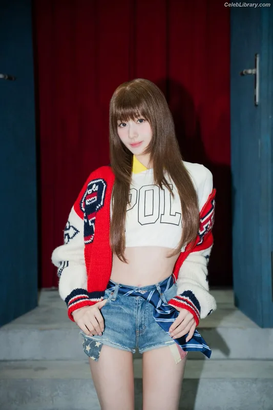 Minatozaki Sana (TWICE) photo 20 of 1069