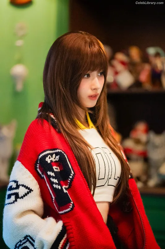 Minatozaki Sana (TWICE) photo 21 of 1069