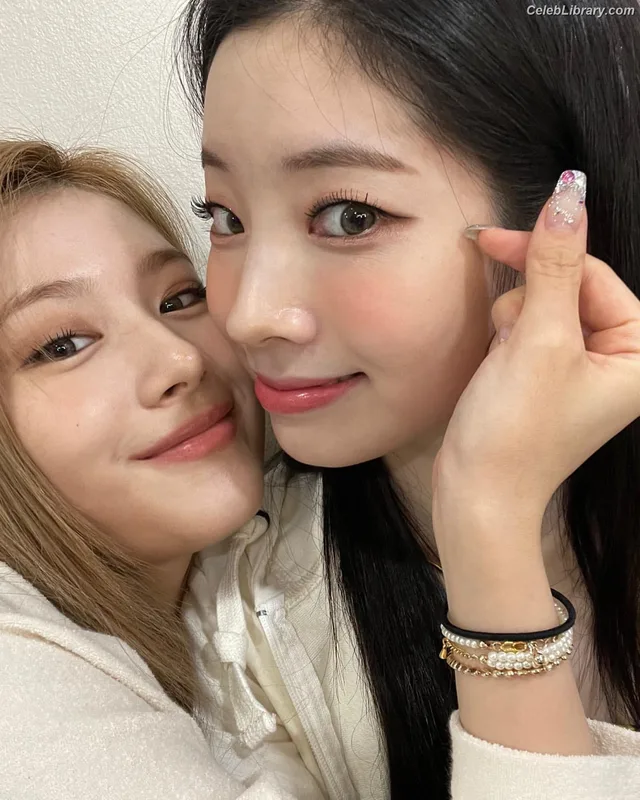 Minatozaki Sana (TWICE) photo 2 of 1069