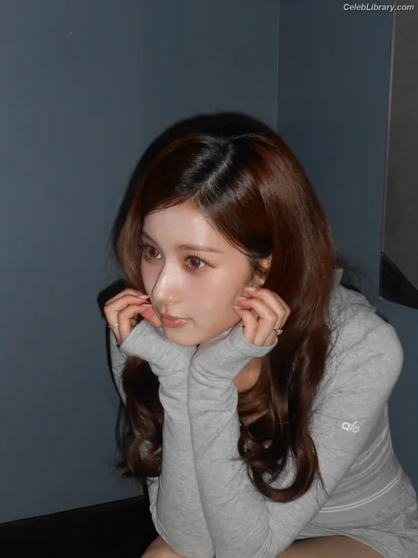 Minatozaki Sana (TWICE) photo 7 of 1069