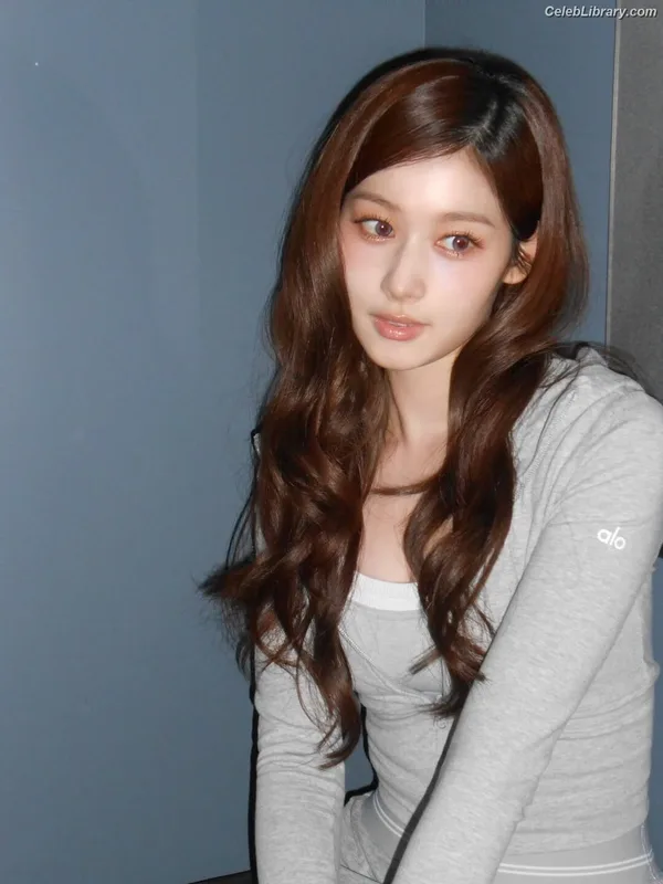 Minatozaki Sana (TWICE) photo 14 of 1069