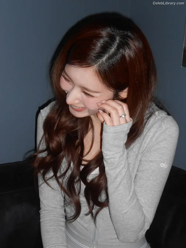 Minatozaki Sana (TWICE) photo 16 of 1069