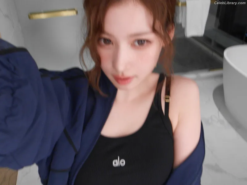 Minatozaki Sana (TWICE) photo 18 of 1069